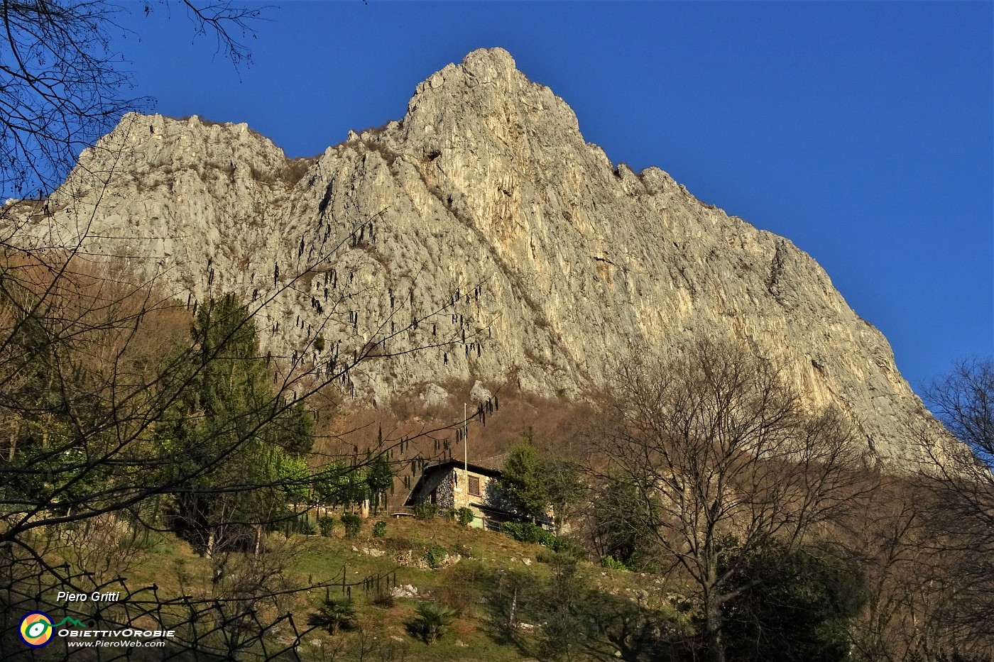 06 L'imponente Corna di Medale (chiusa la ferrata per lavori in corso).JPG